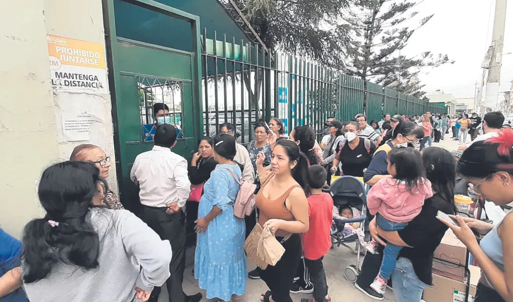 Más control. En las afueras de la Casa Comunal de la Juventud los asegurados pidieron intervención de la Fiscalía por maltrato. Foto: Carlos Vásquez/La República