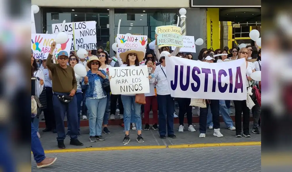 Vigilia. Cientos de manifestantes llegaron a la sede judicial para expresar rechazo a fallo.
