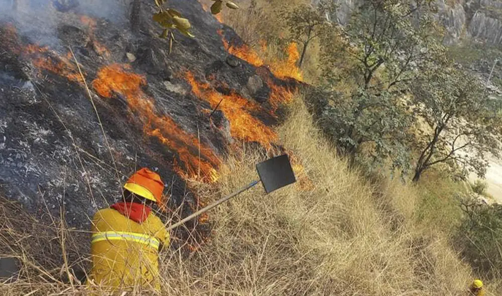 Bajo control. El incendio inició hace 3 días en la zona de amortiguamiento del santuario de Machu Picchu. Ayer recién pudo ser controlado.