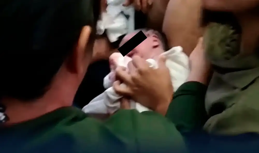 Al aterrizar la nave, madre e hija fueron trasladadas hacia un centro de salud. Foto y Video: Fuerza Informativa Azteca