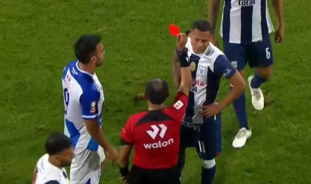 Reyna y Guzmán confundieron el campo de fútbol con un ring. Foto: Captura/Liga 1 MAX