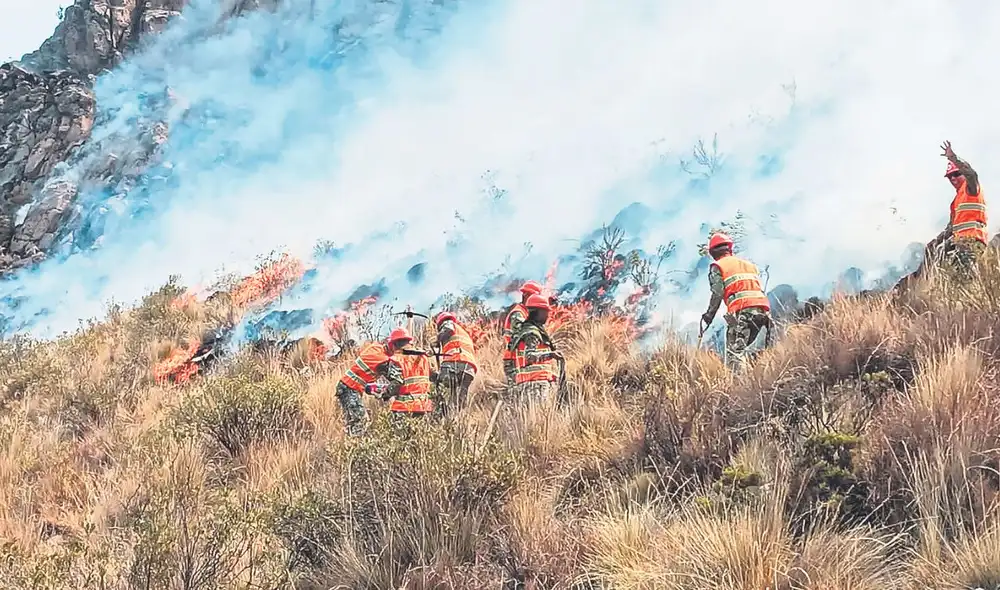Sin apoyo. En el distrito de Ihuayllo, uno de los más afectados, el fuego se reactivó el jueves. Foto: difusión