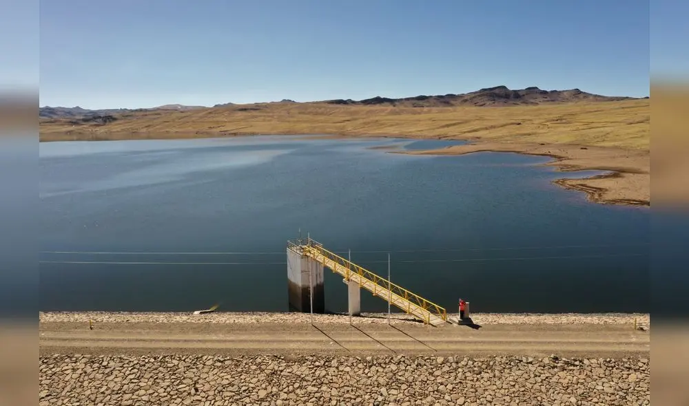 La represa de bamputañe. Este embalse localizado en la región de Puno provee de agua a la ciudad de Arequipa. Las descargas llegan al Chili. La represa de bamputañe. Este embalse localizado en la región de Puno provee de agua a la ciudad de Arequipa. Las descargas llegan al Chili.