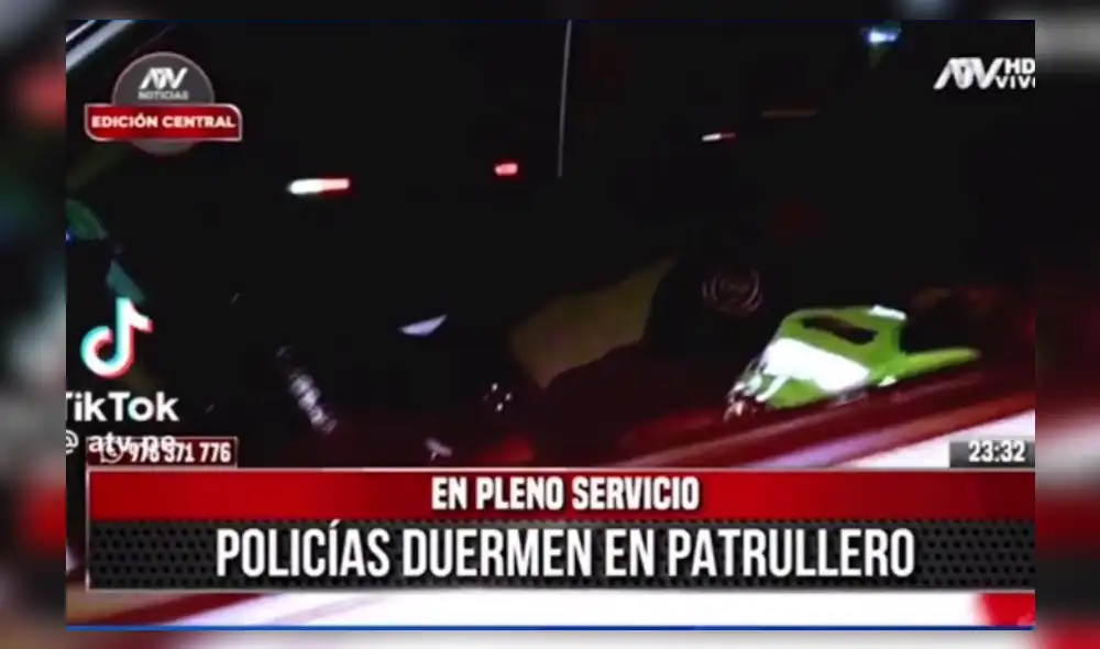 Dos miembros de la PNP descansaba en una patrulla en Huacho en plena ronda. Foto: Captura ATV Dos miembros de la PNP descansaba en una patrulla en Huacho en plena ronda. Foto: Captura ATV