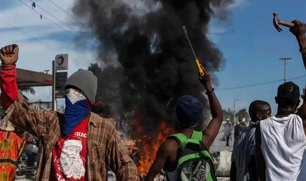 Los religiosos llegaron con palos y machetes hasta Canaán, donde pretendían evacuar a los delincuentes que controlan la zona. Foto: Prensa Latina Los religiosos llegaron con palos y machetes hasta Canaán, donde pretendían evacuar a los delincuentes que controlan la zona. Foto: Prensa Latina