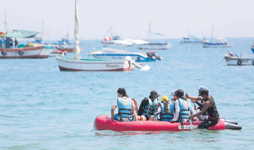 Piura. Una familia peruana disfruta de un paseo por las tranquilas aguas de Los Órganos. Foto: Antonio Melgarejo/La República Piura. Una familia peruana disfruta de un paseo por las tranquilas aguas de Los Órganos. Foto: Antonio Melgarejo/La República