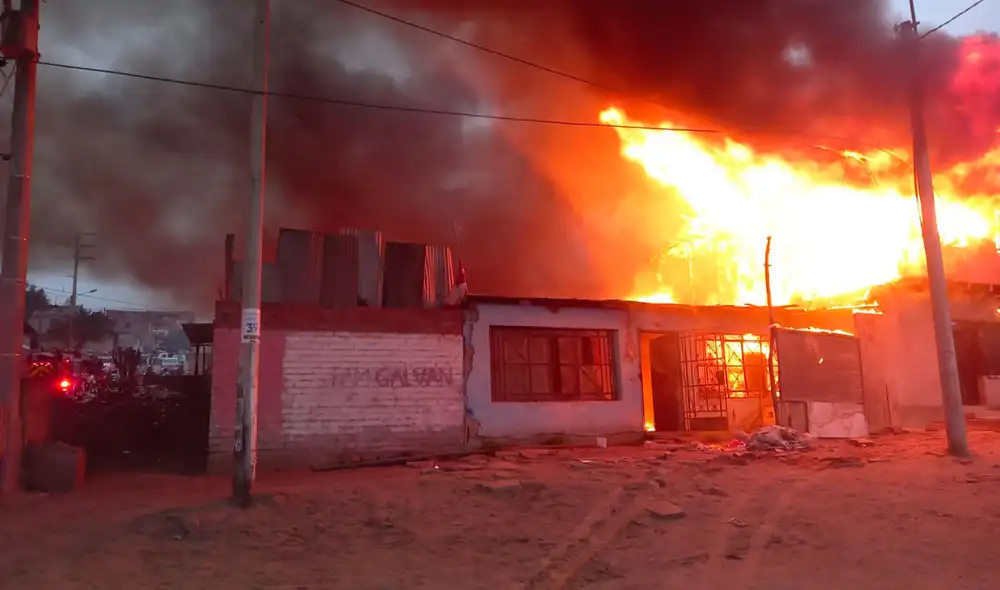Alrededor de 12 unidades de los bomberos se encuentra en el lugar del siniestro. Foto: difusión