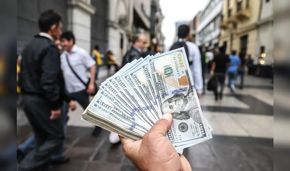 El dólar en el mercado paralelo cotizaba en S/3,680 la compra y S/3,700 la venta. Foto: Andina El dólar en el mercado paralelo cotizaba en S/3,680 la compra y S/3,700 la venta. Foto: Andina