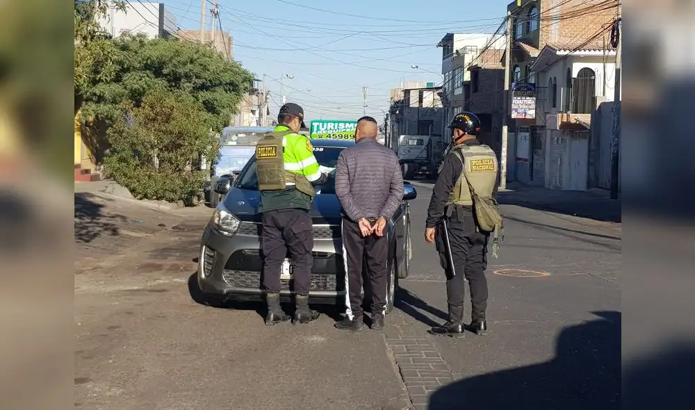 Detienen a falsos taxistas que asaltaban a una exautoridad política en Arequipa Detienen a falsos taxistas que asaltaban a una exautoridad política en Arequipa