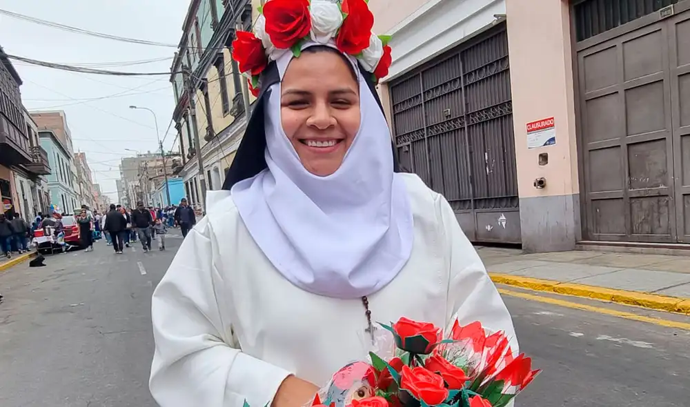 La mujer vende rosas en la cola afuera del santuario de Santa Rosa de Lima. Foto y video: Gianella Aguirre/La República