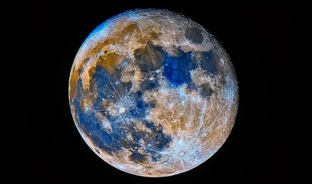 Si bien el fenómeno astronómico de la luna azul no significa un cambio de color, el satélite natural sí exhibe distintas tonalidades, las cuales se han exagerado en esta imagen. Foto: NASA