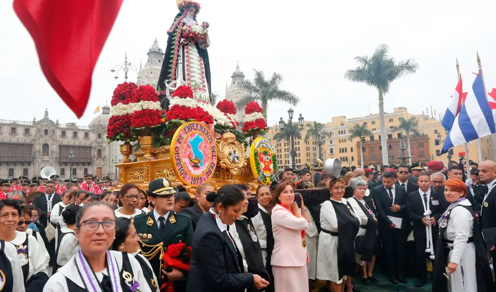 Boluarte cargó imagen de Santa Rosa. Foto: Carlos Félix/La República Boluarte cargó imagen de Santa Rosa. Foto: Carlos Félix/La República