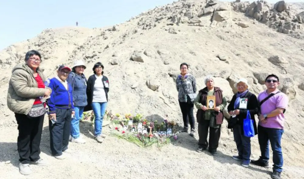 Cieneguilla. Deudos del profesor y nueve estudiantes de La Cantuta en el lugar donde se descubrieron las fosas clandestinas. Foto: difusión Cieneguilla. Deudos del profesor y nueve estudiantes de La Cantuta en el lugar donde se descubrieron las fosas clandestinas. Foto: difusión
