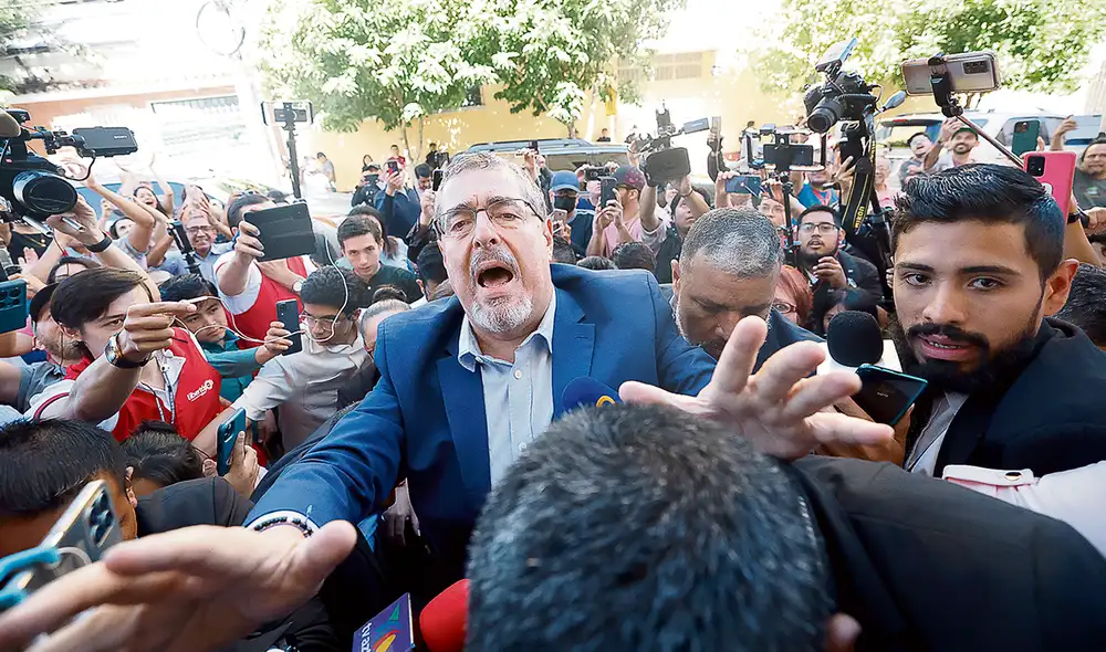 En la mira. Presidente electo Bernardo Arévalo de León soporta el embate de los conservadores que perdieron las elecciones. Foto: EFE