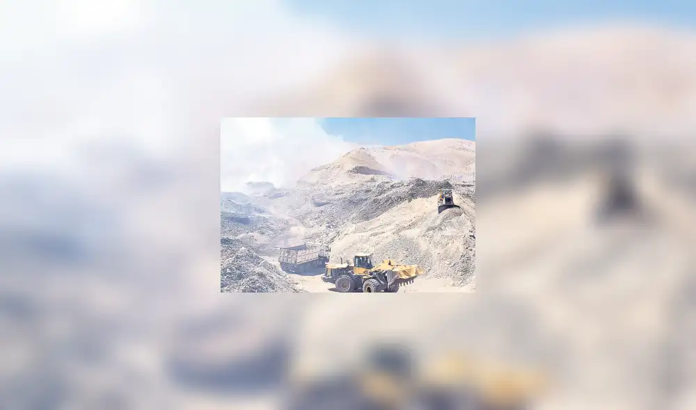 Con uso de maquinaria se logró controlar el fuego que consumió parte de botadero. Foto: La República