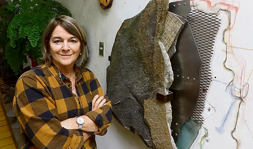 La artista. Ha incorporado piezas de laja, metal y vidrio. Foto: Roberto Ochoa/La República La artista. Ha incorporado piezas de laja, metal y vidrio. Foto: Roberto Ochoa/La República