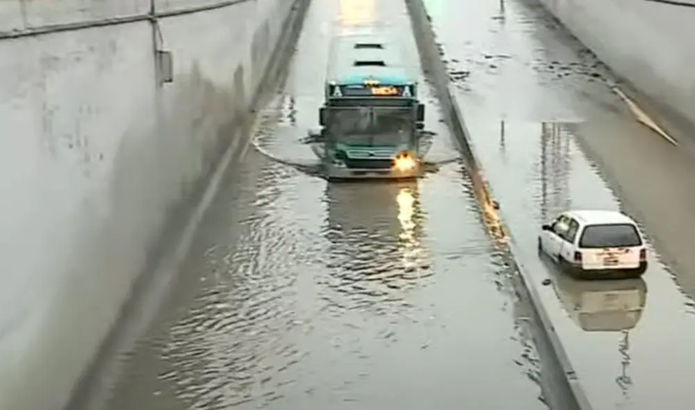 La vía registró un empozamiento de agua de lluvias en mayo de este mismo año. Foto: captura Latina La vía registró un empozamiento de agua de lluvias en mayo de este mismo año. Foto: captura Latina