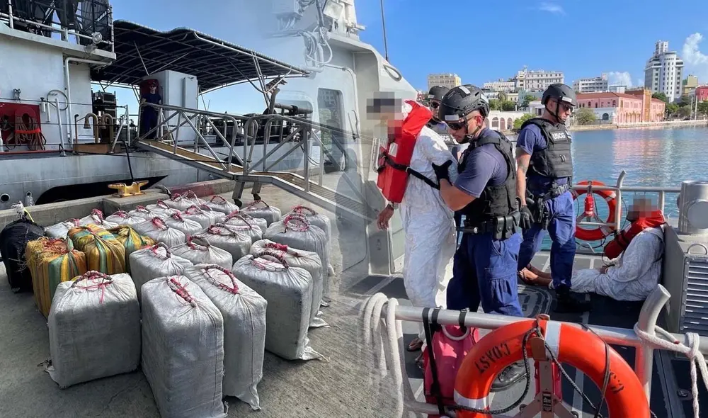 Los 3 ciudadanos venezolanos ya se encuentran a disposición de las autoridades de Puerto Rico. Foto: composición LR/Guardia Costera
