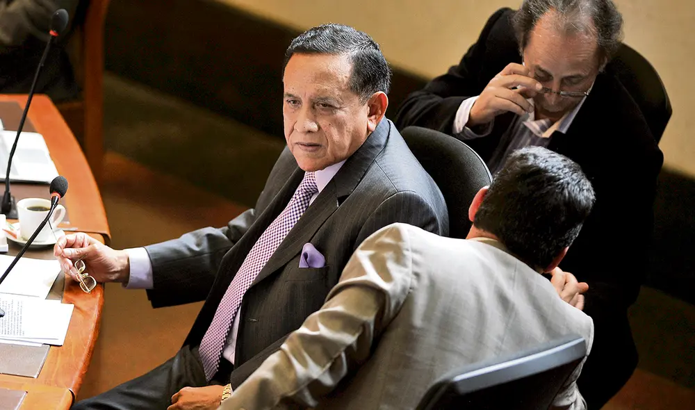 Acusado. El exjefe de la inteligencia de Colombia, el general retirado Miguel Maza Márquez (izq.) ante la justicia. Foto: difusión