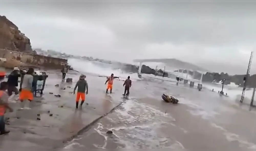 Atico. El mar se desbordó, dos trabajadores resultan heridos.