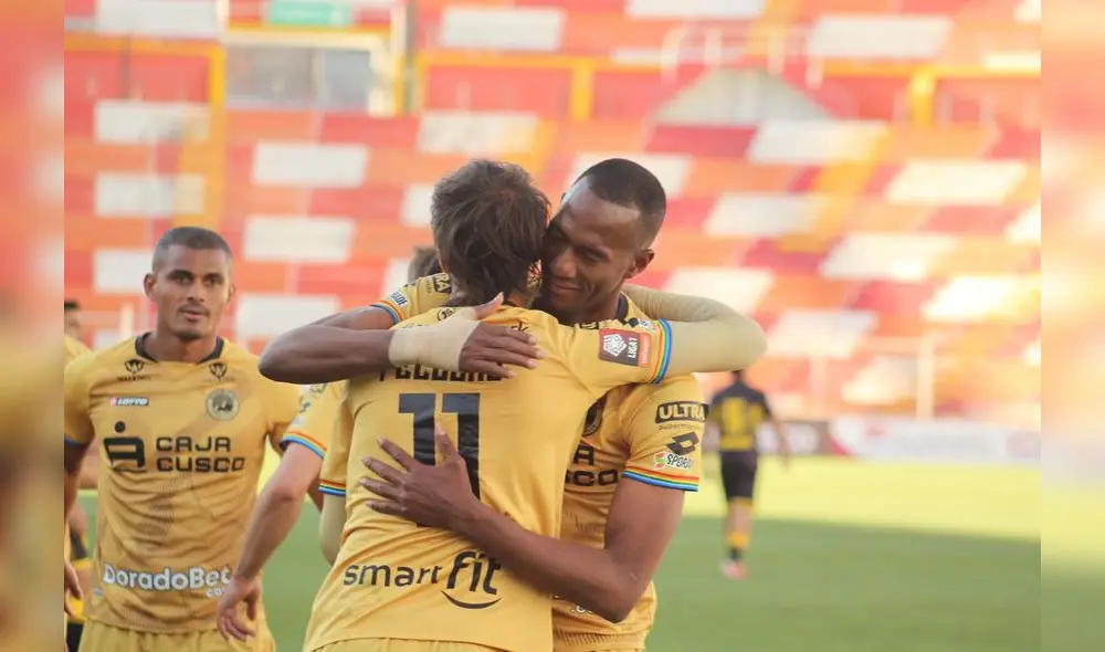 Triunfo. Ayarza felicita a Rodríguez por su golazo ante ADT, luego decayó el juego del equipo Triunfo. Ayarza felicita a Rodríguez por su golazo ante ADT, luego decayó el juego del equipo
