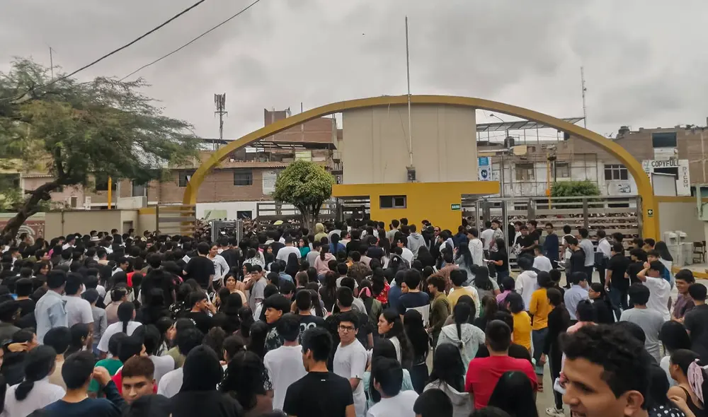 Metas. Muchos jóvenes acudieron a postular a la UNPRG.