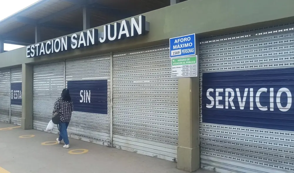 Usuarios fueron obligados a bajar del tren. Foto: Twitter/FusionRelativa Usuarios fueron obligados a bajar del tren. Foto: Twitter/FusionRelativa