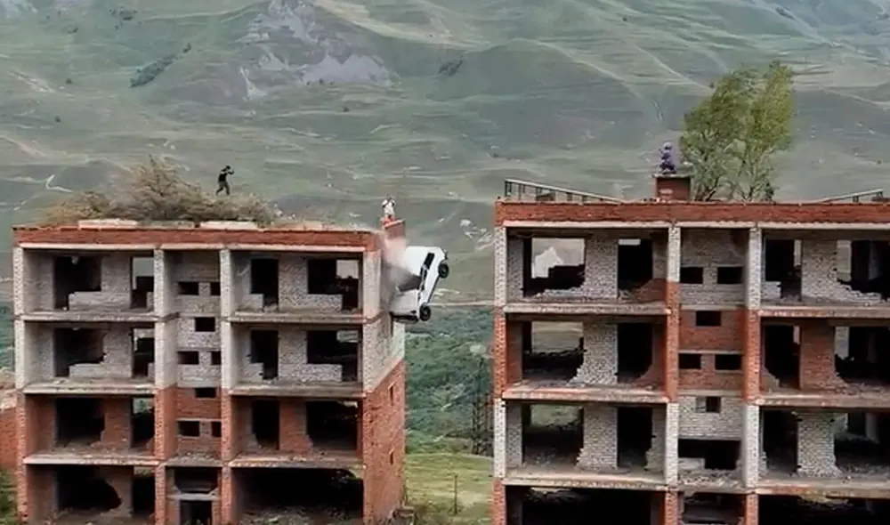 El joven de 29 años no logró su objetivo de llegar a bordo del auto hasta el edificio contiguo. Foto y video: chebotarev_life El joven de 29 años no logró su objetivo de llegar a bordo del auto hasta el edificio contiguo. Foto y video: chebotarev_life