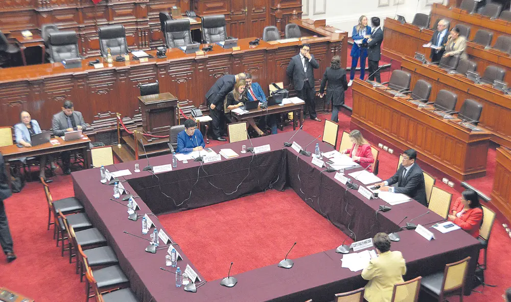 Sala vacía. Patricia Chirinos y Wilson Sotos expusieron sus proyectos ante la poca concurrencia de congresistas. Presentación duró menos de 20 minutos. Foto: difusión Sala vacía. Patricia Chirinos y Wilson Sotos expusieron sus proyectos ante la poca concurrencia de congresistas. Presentación duró menos de 20 minutos. Foto: difusión