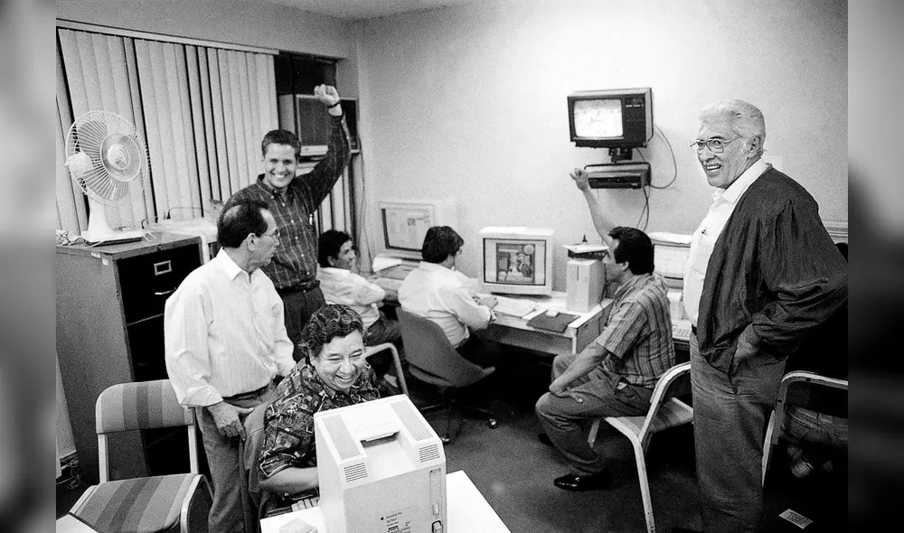 Gustavo Mohme Seminario y su padre celebrando la llegada de las primeras computadoras a la redacción