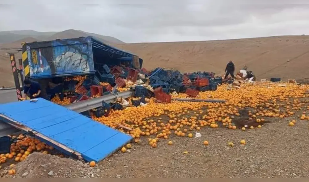 Fruta cítrica terminó regada a un constado de la carretera. Foto: Informados Arequipa