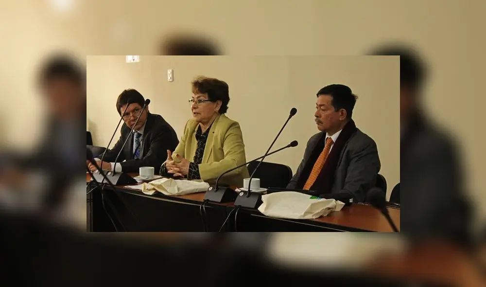 Gladys Echaiz, a su izquierda el nuevo ministro Eduardo Arana en 2022