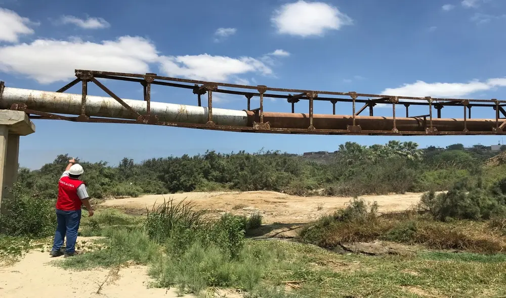 Tubería cruza la quebrada El Acholado en Talara. Foto: Contraloria