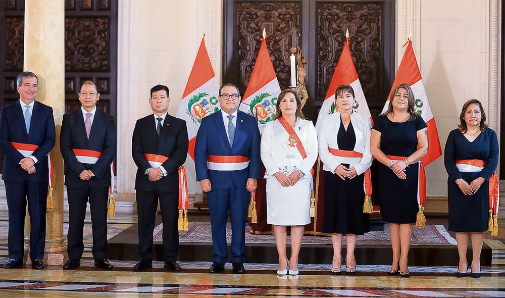 Equipo. La presidenta Dina Boluarte encabezó ayer la ceremonia en la que cuatro ministros ingresaron al gabinete y otros dos fueron recolocados en nuevas carteras. Foto: difusión Equipo. La presidenta Dina Boluarte encabezó ayer la ceremonia en la que cuatro ministros ingresaron al gabinete y otros dos fueron recolocados en nuevas carteras. Foto: difusión