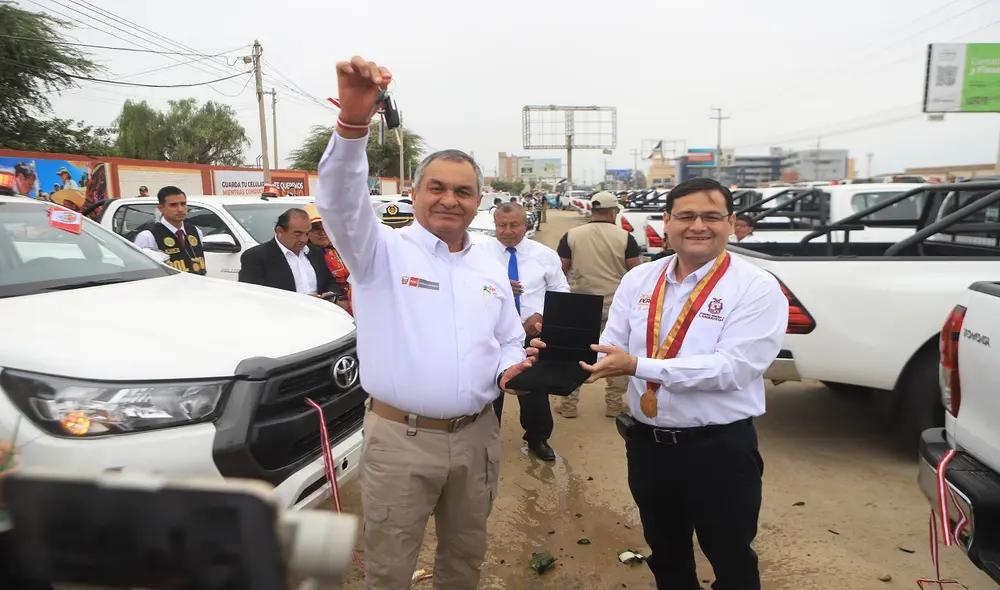 Pérez y Romero en ceremonia de entrega de vehículos. Foto: Clinton Medina LR Pérez y Romero en ceremonia de entrega de vehículos. Foto: Clinton Medina LR