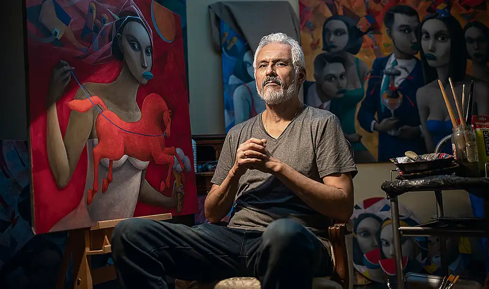 Mundo onírico. El artista peruano Héctor Acevedo rodeado por algunos de sus personajes en su taller de Ciudad Real. Foto: César Cumpa/La República Mundo onírico. El artista peruano Héctor Acevedo rodeado por algunos de sus personajes en su taller de Ciudad Real. Foto: César Cumpa/La República