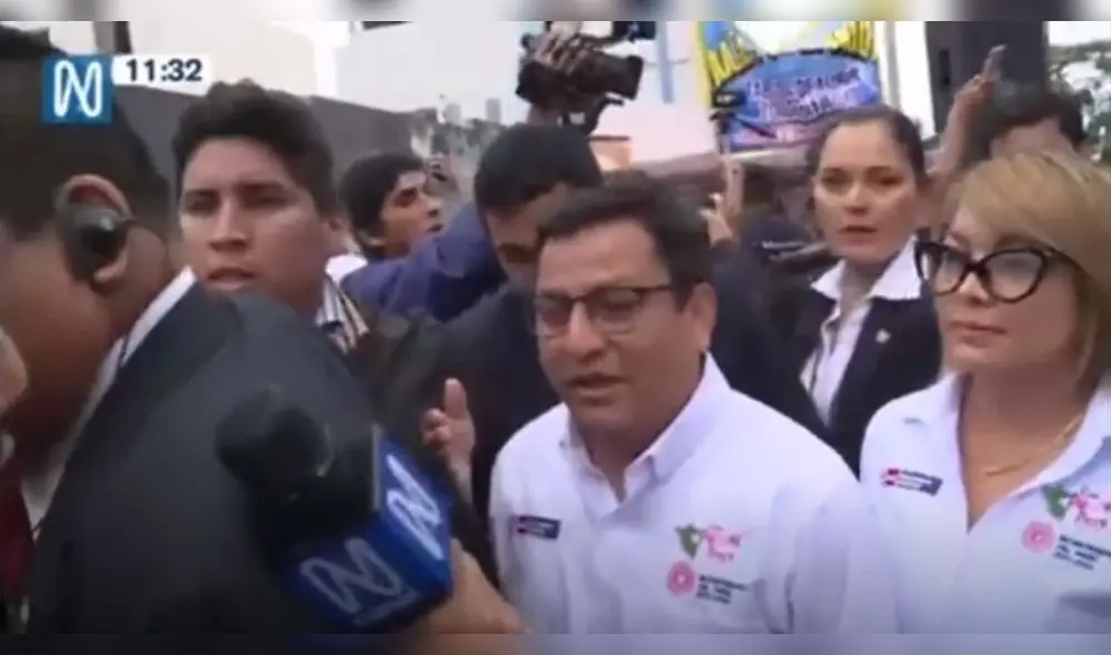 El titular del Minsa fue protegido por su personal de seguridad. Foto y video: Canal N El titular del Minsa fue protegido por su personal de seguridad. Foto y video: Canal N