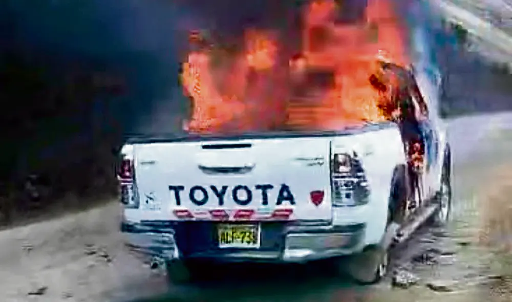 El dato. En una foto el narco Kevin Huamán López aparece sin armamento y en otra con una metralleta Uzi, evidencia de la alteración del escenario. Foto: difusión