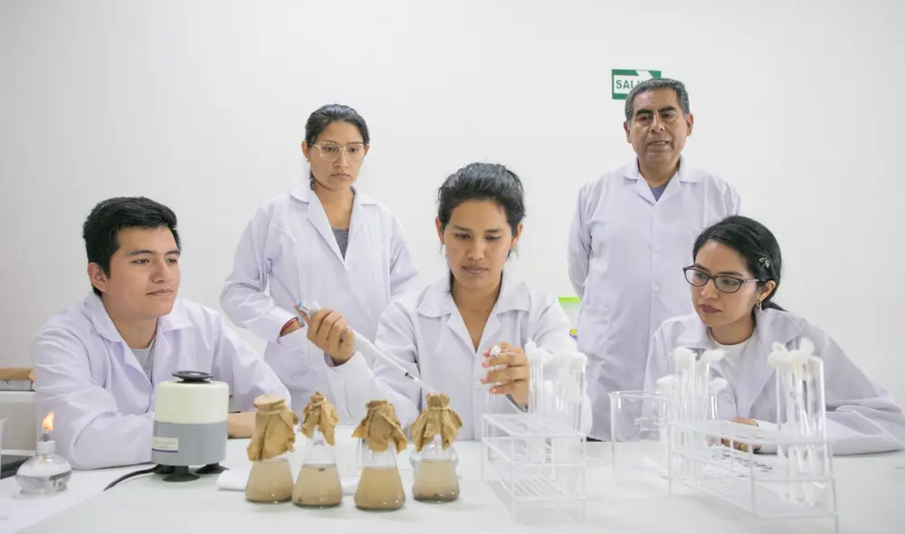 Equipo. El profesor Pedro Ramos, de la UNI, lidera el grupo de investigación del que Marlith Trigoso, becaria de Pronabec, es integrante. Foto: Difusión Equipo. El profesor Pedro Ramos, de la UNI, lidera el grupo de investigación del que Marlith Trigoso, becaria de Pronabec, es integrante. Foto: Difusión