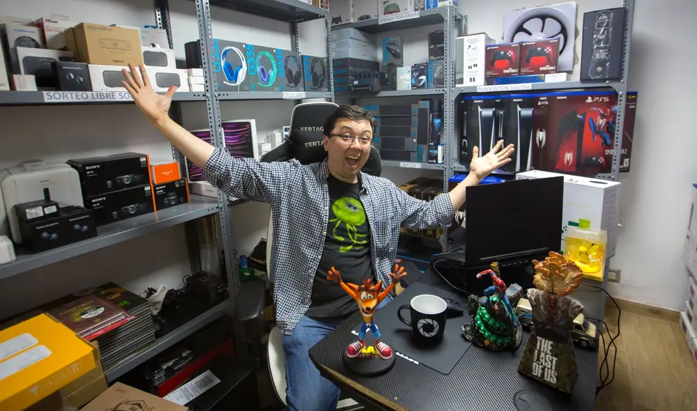 El influencer gamer en el almacén donde guarda los artefactos tecnológicos que sorteará entre sus suscriptores. Foto: Antonio Melgarejo / La República El influencer gamer en el almacén donde guarda los artefactos tecnológicos que sorteará entre sus suscriptores. Foto: Antonio Melgarejo / La República