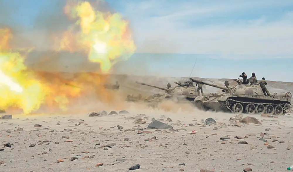 Tanques T-55. Los temidos vehículos de guerra soviéticos desfilaron en Lima en 1974, para susto de Pinochet. Foto: difusión Tanques T-55. Los temidos vehículos de guerra soviéticos desfilaron en Lima en 1974, para susto de Pinochet. Foto: difusión