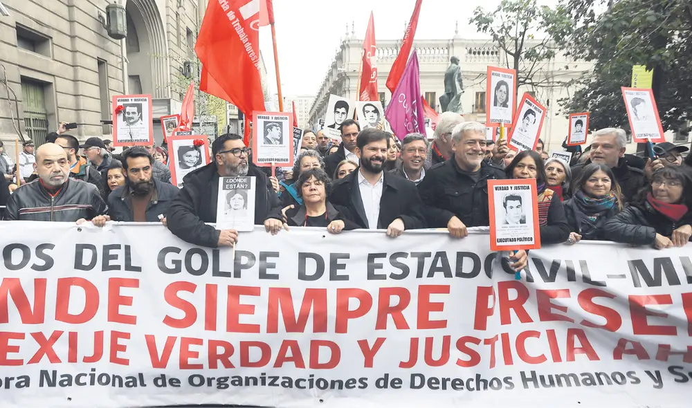 Militante. El presidente de Chile, Gabriel Boric, participa en una manifestación por los 50 años del golpe de Estado. Foto: EFE