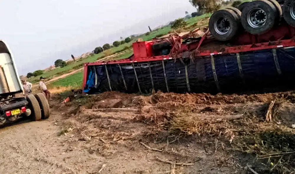 Volcadura. Tráiler se volcó en la carretera Sullana-Talara y causó cuatro muertos.