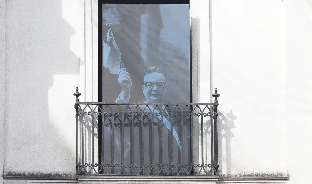 En el recuerdo. Durante la ceremonia, la imagen de Salvador Allende fue colocada en el balcón del Palacio de la Moneda. Foto: EFE En el recuerdo. Durante la ceremonia, la imagen de Salvador Allende fue colocada en el balcón del Palacio de la Moneda. Foto: EFE