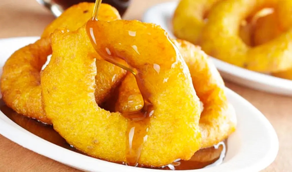 Picarones son consumidos en el mes morado. Foto: captura de The Food Adventures