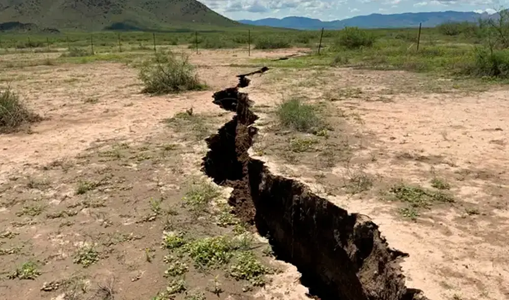 Una de las grietas en Arizona causadas por la extracción de agua subterránea. Foto: Joseph Cook / AZGS