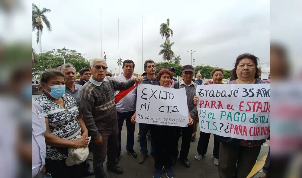 De ley. Administrativos de Educación esperan sus benefi cios.