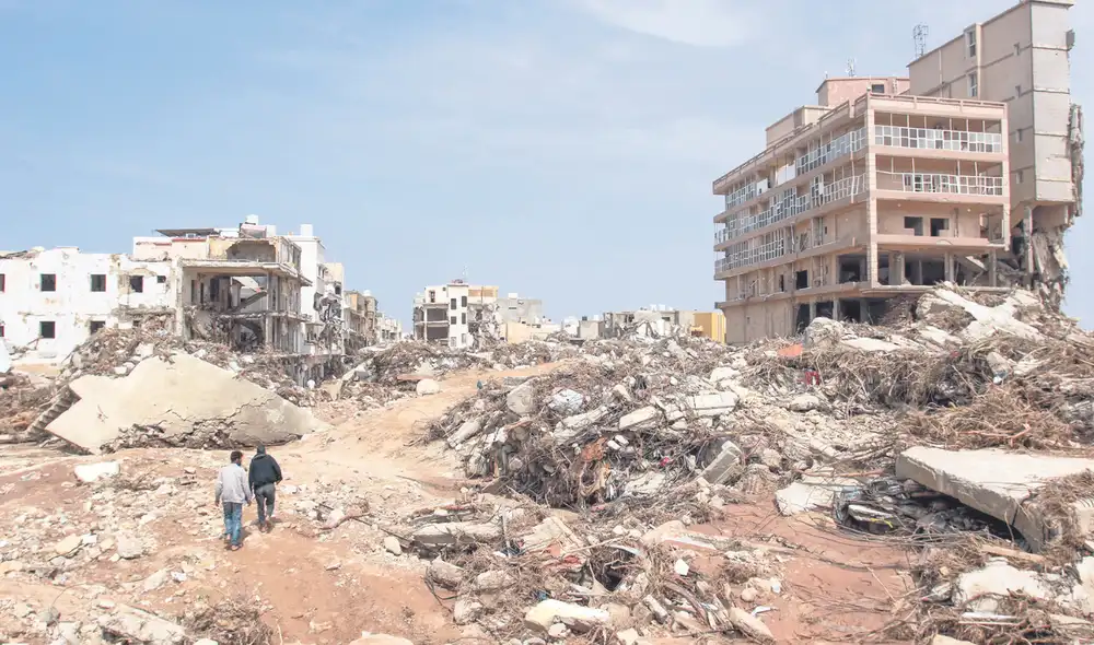 Tierra arrasada. La tromba de agua bajó como un huaico y arrastró transeúntes, autos, negocios y edificios. Foto: EFE
