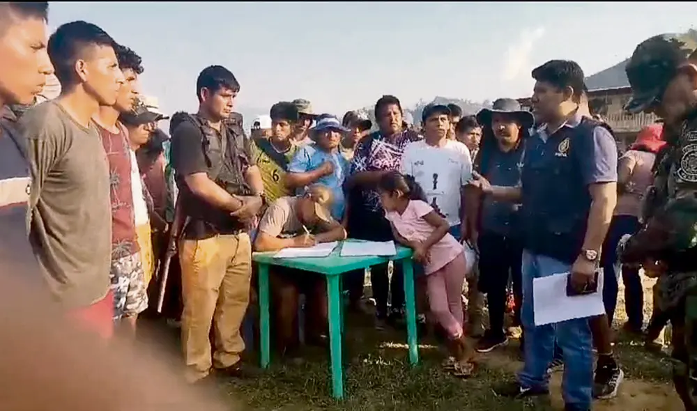 Al filo del peligro. El fiscal Luis Calsín Canaza dialoga con los dirigentes de Nueva Libertad, quienes retuvieron a tres militares (a la izquierda) en la localidad. Foto: difusión
