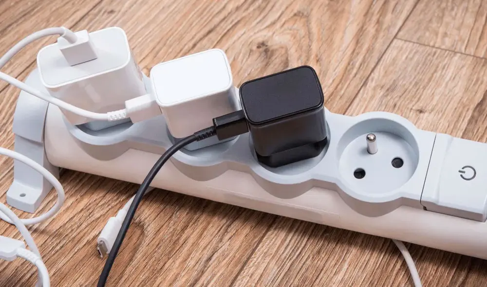 Puedes conectar tu smartphone, pero asegúrate de que la regleta no tenga demasiados equipos. Foto: Fotocasa Puedes conectar tu smartphone, pero asegúrate de que la regleta no tenga demasiados equipos. Foto: Fotocasa